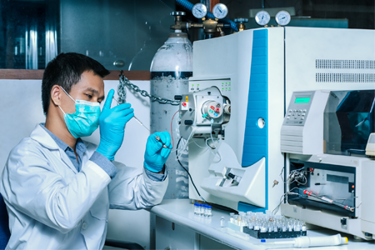 GettyImages-1802391110 chromatography lab