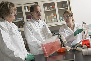 HYPERFlask_Scientists_in_lab_GH30352