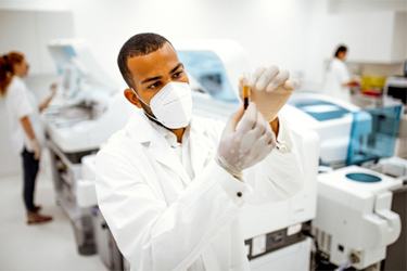 GettyImages-1327073953 scientist, lab, experiment, biomarker