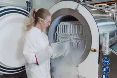 Removing frozen single use bags