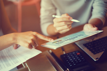 iStock-1002126898-graph-tablet-meeting-risks-planning