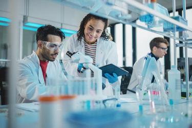 GettyImages-1346675635-lab-tablet-research-team