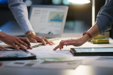 GettyImages-1751848523-meeting-evaluation-charts-table