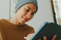 GettyImages-2156796837 cancer patient tablet