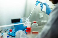 GettyImages-1459424582-laboratory-scientist-pipette-gloves-analysis-beaker