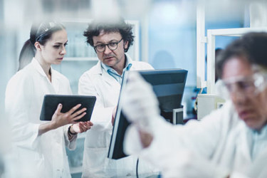 GettyImages-545581230-lab-research-computer-tablet-teamwork