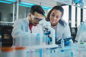 GettyImages-1346675604 clinical lab research