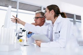 GettyImages-893884884-lab-research-team