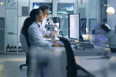 GettyImages-1413600685-scientists-collaborate